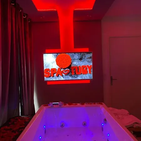 Jacuzzi Privatif Tugy アパート *